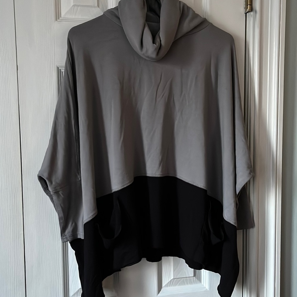 Jofit super soft gray & black poncho turtleneck top - size small